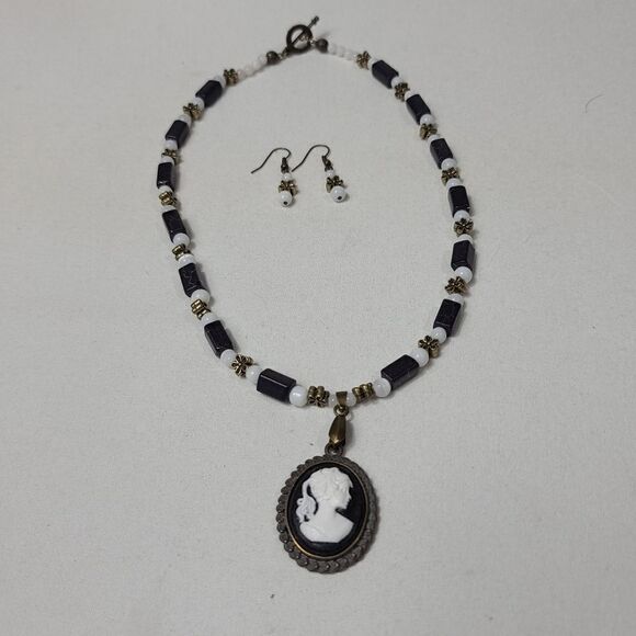 Handmade Cameo Glass White Freshwater Necklace set - Picture 5 of 15